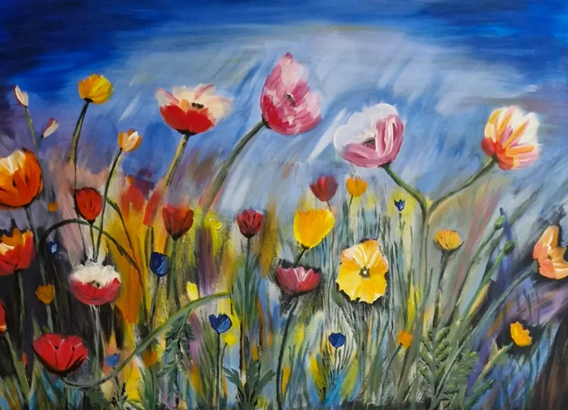 Acrylbild: Mohnblumen in Rot, Rosa und Gelb vor einem windbewegten blauen Himmel